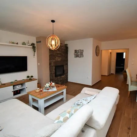Villa Karla In Mucici - Haus Fuer 6-8 Personen